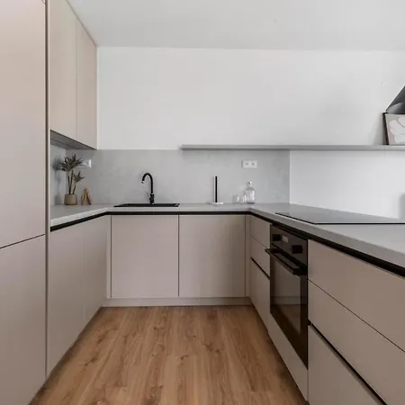Slnecnice 2-bedroom On Floor 6 With 4 Balcony And Parking By Skyviews شقة *